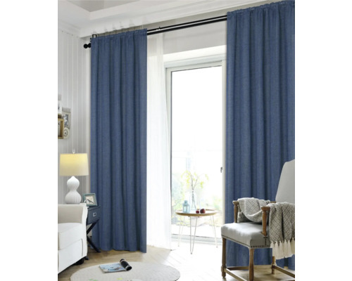 Vardagsrum med blå gardiner på gardinstång framför fönstret