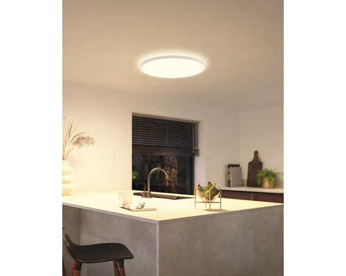 Rund taklampa i ett ljust kök