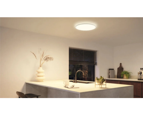 Modernt kök med rund taklampa för ljus belysning