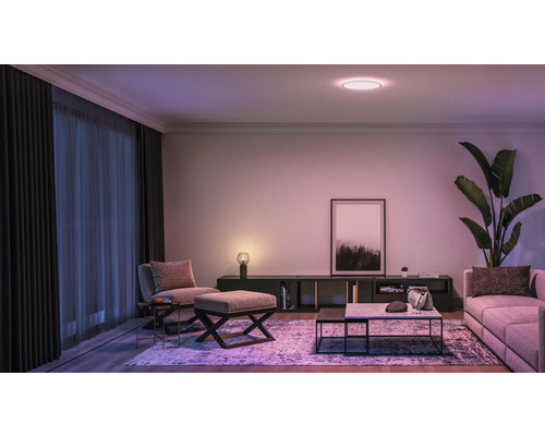 Vardagsrum med soffa, fåtölj, soffbord och taklampa