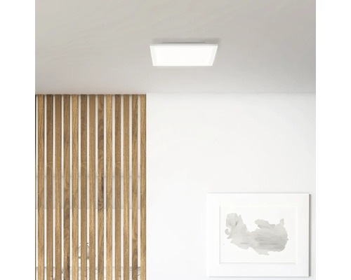 Fyrkantig taklampa i ett ljust rum