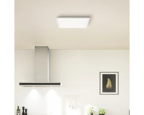 Modernt kök med fläkt och fyrkantig taklampa