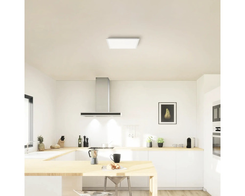 Ljust kök med taklampa