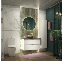 Modernt badrum med toalett, tvättställ med spegel, underskåp och högskåp.