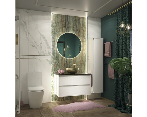 Modernt badrum med toalett, tvättställ med spegel, underskåp och högskåp.