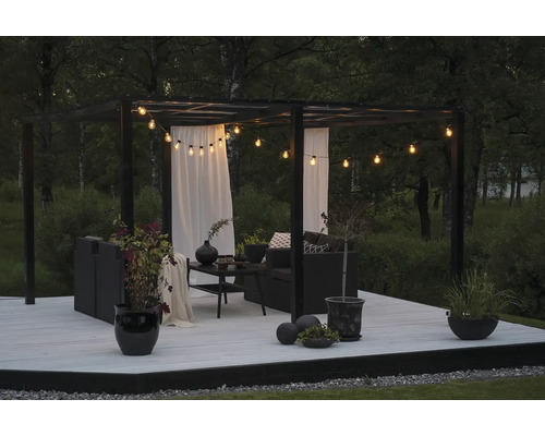 Pergola med trädgårdsmöbler, belysning och växter på en terrass