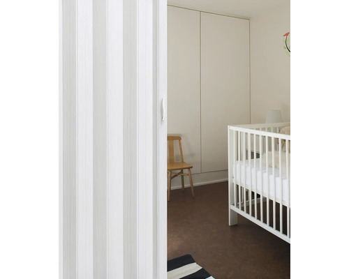 Rum med skjutdörr, spjälsäng och stol