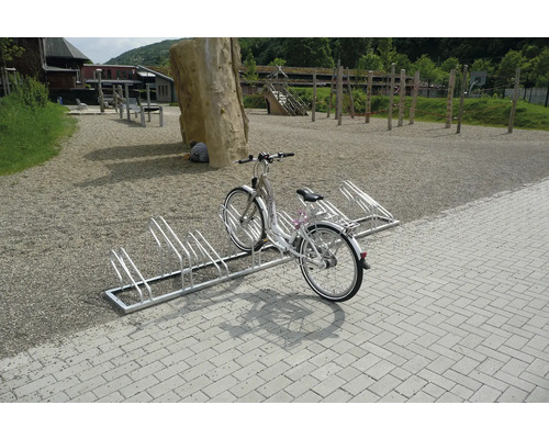 Cykel i cykelställ utomhus