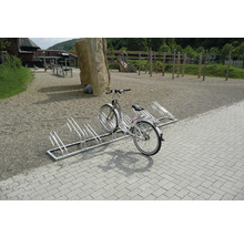 Cykel vid cykelställ utomhus
