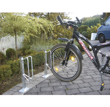 Cykelställ i metall med cykel