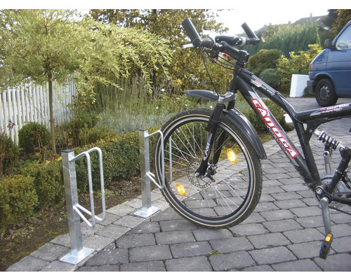 Cykelställ i metall med cykel