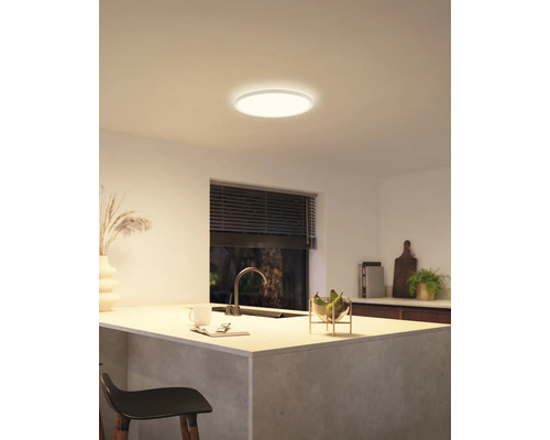 Taklampa i ett modernt kök.