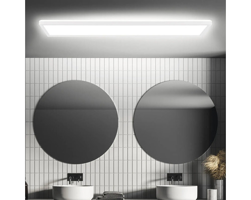 Badrum med två runda speglar, handfat och rektangulär taklampa