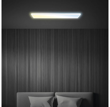 Ljus sovrumsbelysning med horisontell taklampa ovanför sänggaveln.