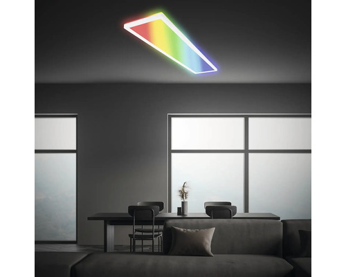 Modernt vardagsrum med rektangulär, mångfärgad LED taklampa