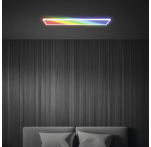 Sovrum med en säng och en färgad taklampa