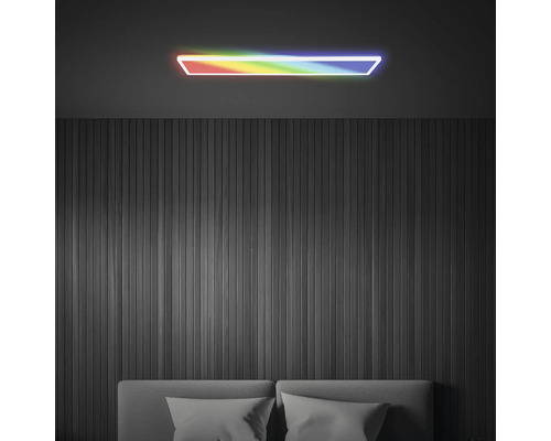 Sovrum med en säng och en färgad taklampa