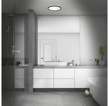 Badrum med dusch, tvättställ och taklampa