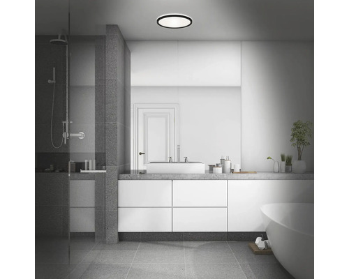 Badrum med dusch, tvättställ och taklampa