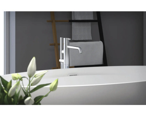 Scen med ett tvättställ och en kran i badrummet.