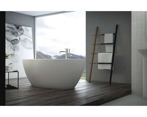 Badrum med fristående badkar, handdukstege och stort fönster med bergsutsikt