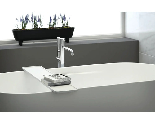 Fristående badkar med blandare, badkarsbricka och dekoration