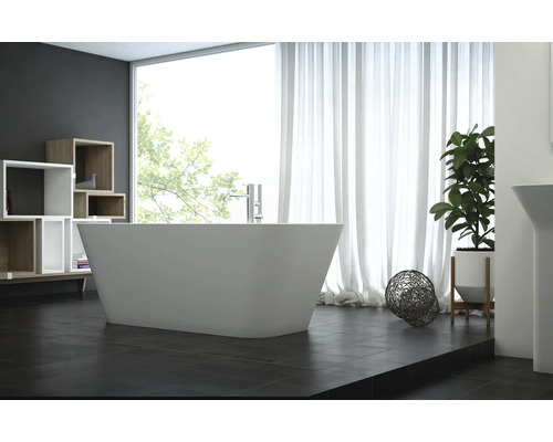 Ljust badrum med fristående badkar, hylla och dekoration