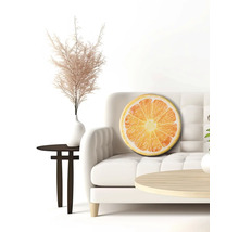 Dekorativ interiör med soffa, sidobord och kudde i apelsinskivedesign