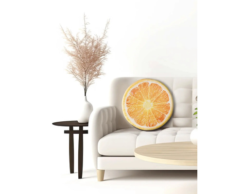 Dekorativ interiör med soffa, sidobord och kudde i apelsinskivedesign