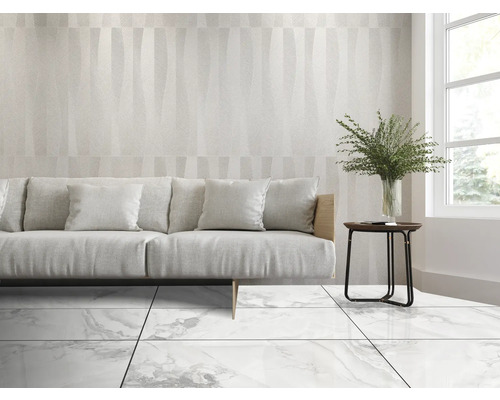 Vardagsrum med soffa, sidobord, fönster och golvplattor i marmorlook