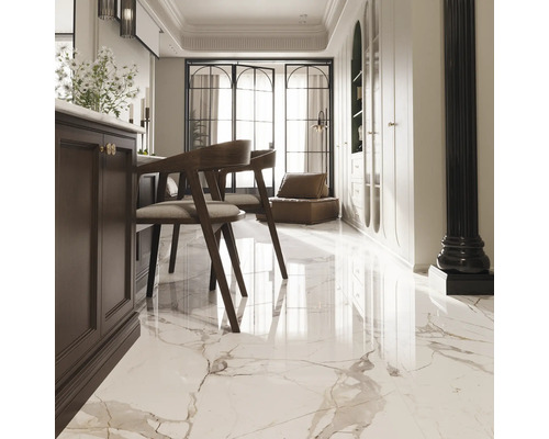 Ljus interiör med marmorgolv, träbord och stolar