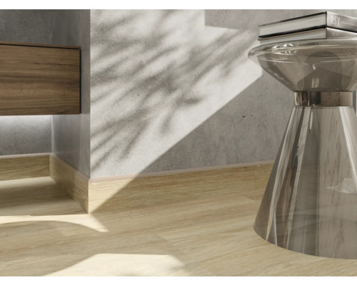 Detaljbild av ett ljust trägolv i ett rum.