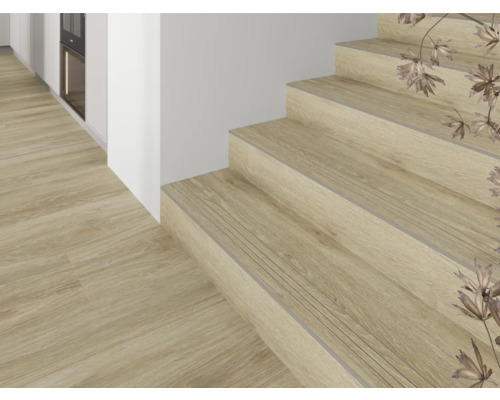 Miljöbild med golv och trappa i trälook.