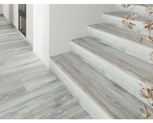 Golv och trappa med trädekor i en ljus, modern interiör