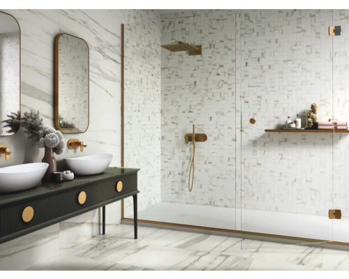 Modernt badrum med dubbla handfat, speglar och duschkabin med mosaikplattor