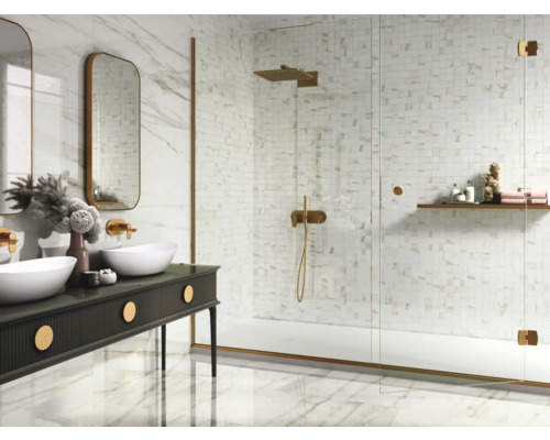 Modernt badrum med dubbla handfat, speglar och duschkabin