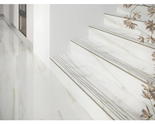 Ljust trapphus med vita marmortrappsteg och golvplattor