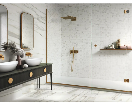 Badrum med dubbla handfat, speglar och duschkabin med mosaikplattor