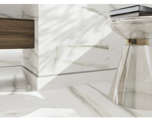 Badrum med vita marmorplattor, underskåp för handfat och akrylpall