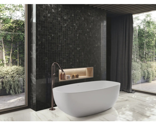 Modernt badrum med fristående badkar, mosaikplattor och stort fönster