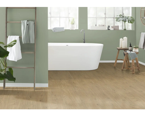 Badrum med fristående badkar, trästege med handdukar och trägolv