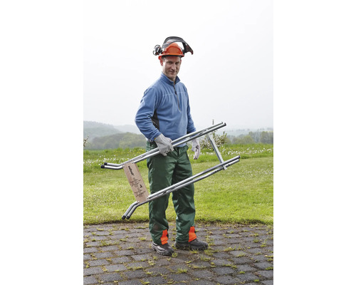 Man med hjälm och hörselskydd bär en fruktträdgårdsstege