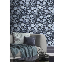 Vardagsrum med blommig tapet, soffa och soffbord