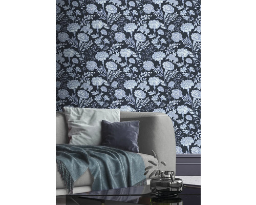 Vardagsrum med blommig tapet, soffa och soffbord