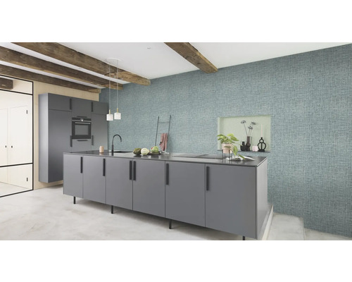 Modernt kök med grå skåp, köksö, träbjälkar och mönstrad tapet.