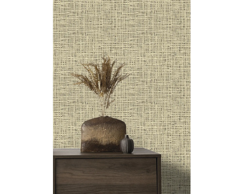 Scen med mönstrad tapet i linne-look, byrå och dekoration.