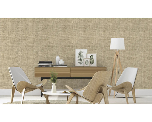 Vardagsrum med textiltapet, skänk, dekorationer, golvlampa och stolar