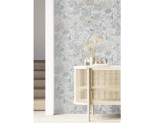 Inredningsexempel med blommig tapet och ett ljust träskåp