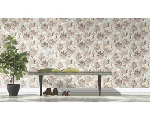 Dekorativ blommig tapet med bänk, skor och krukväxt