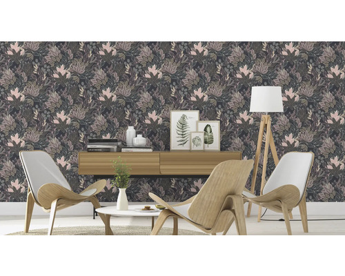 Vardagsrum med blommig tapet, träbord, stolar och golvlampa